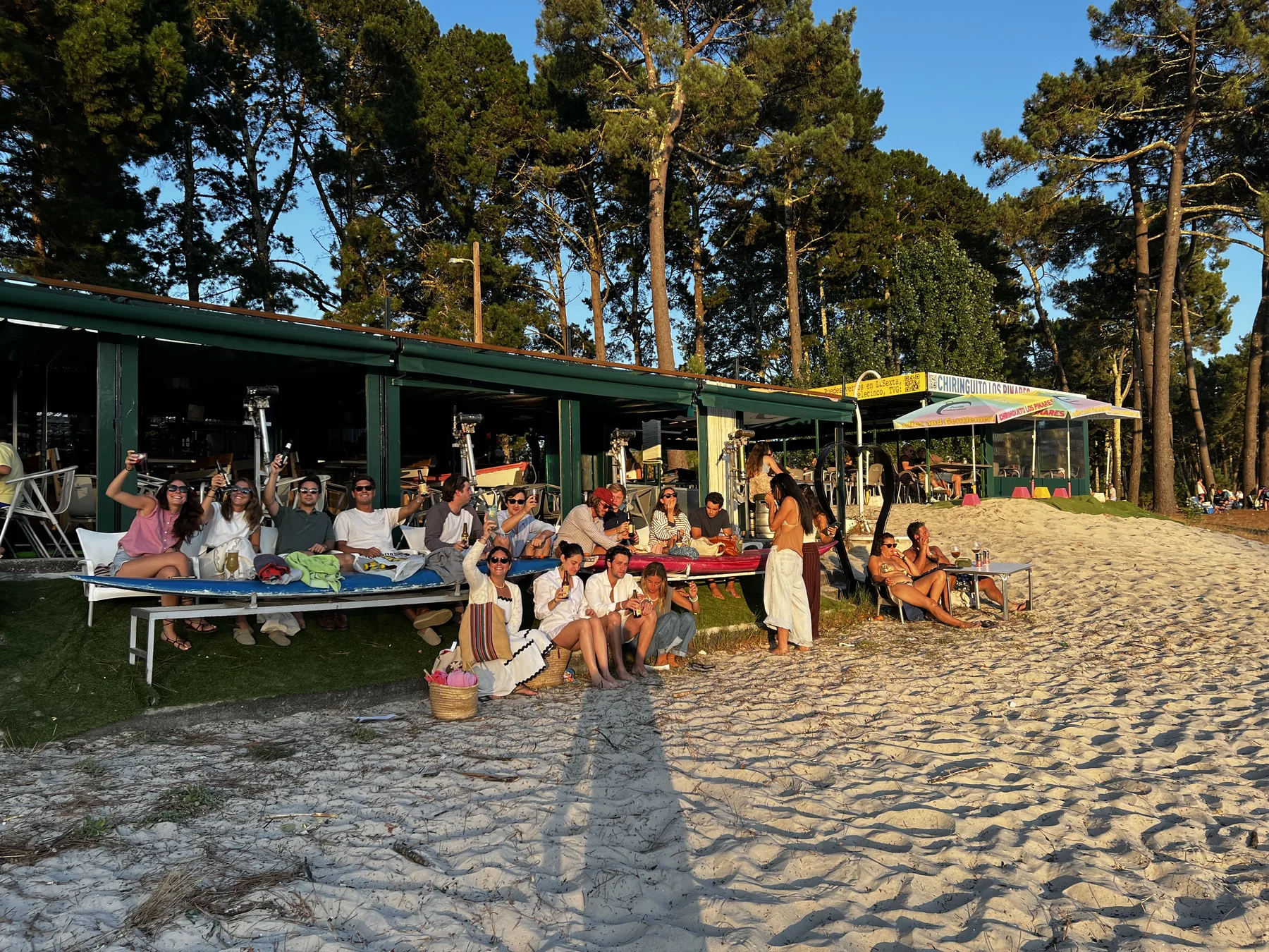 Terraza de Los Pinares entre el pinar y la Playa de La Magdalena